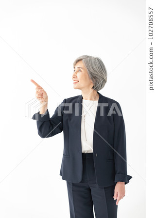 企業資深婦女灰色頭髮西裝指向 102708557