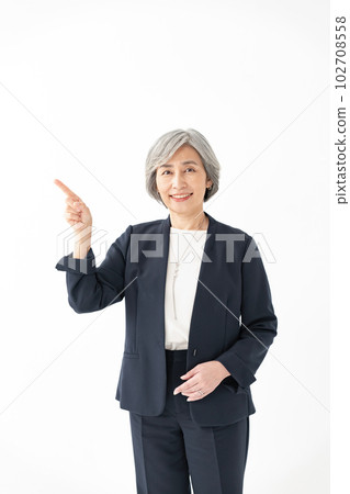 企業資深婦女灰色頭髮西裝指向 102708558