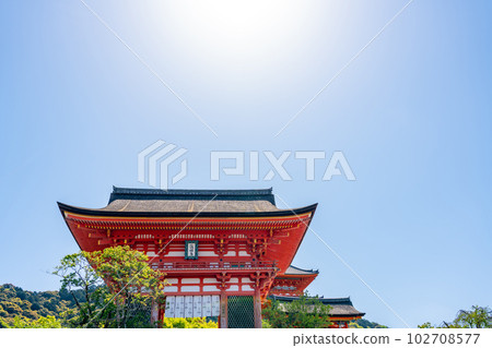 清水寺入口處的京都市仁王門，綠意盎然 102708577