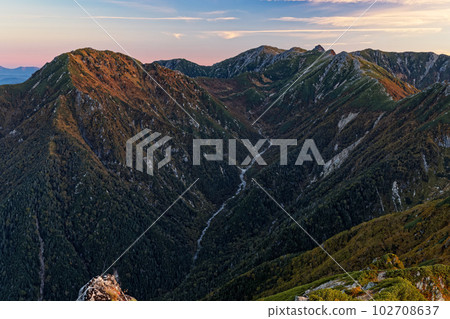 黎明時分的中央阿爾卑斯山、法鑑山、木曾駒岳、三澤山 102708637