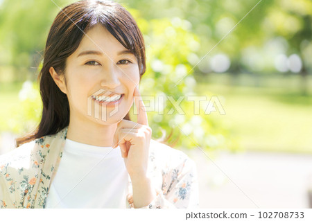 新綠中微笑的女人美女寫真 102708733