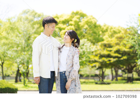 幸福的情侶肖像 102709398