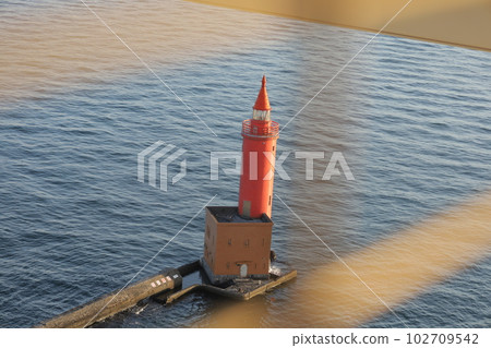 從籬笆那邊看橫濱灣大橋附近的紅色燈塔 從籬笆那邊看橫濱灣大橋附近的紅色燈塔 102709542