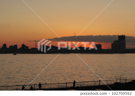 橫濱港和港灣未來夜景的日落景色 102709562