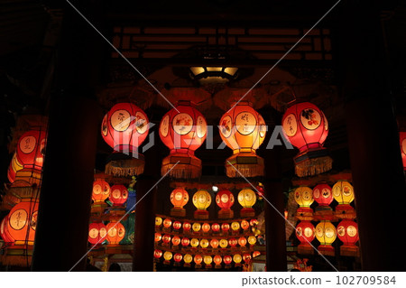 Night view of lanterns decorated for Chinese New Year in Yokohama Chinatown 102709584