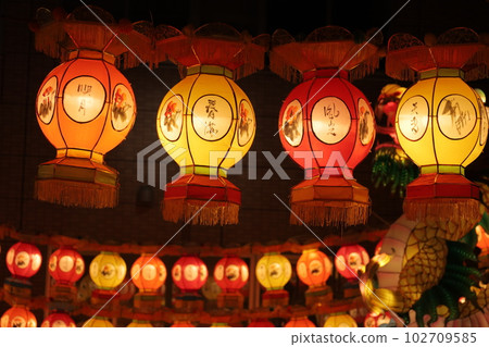 橫濱唐人街為中國新年裝飾的燈籠夜景 橫濱唐人街為中國新年裝飾的燈籠夜景 102709585