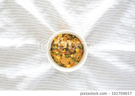 在加入熱水之前先喝杯拉麵 在加入熱水之前先喝杯拉麵 102709657