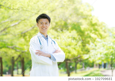 一位醫生站在新鮮的綠色植物中的形象 102709681