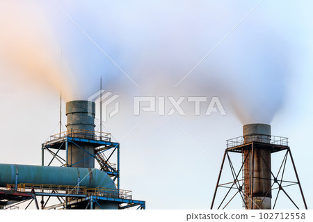 兩個煙囪冒出白煙，長時間曝光 102712558