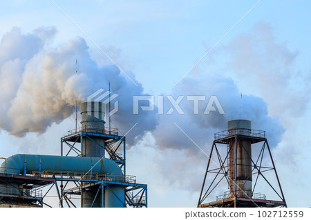兩個煙囪冒出白煙 兩個煙囪冒出白煙 102712559