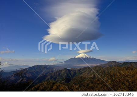 Mount Fuji with hanging clouds seen from the summit of Mt. Komoduri in the Tanzawa Mountains 102713346