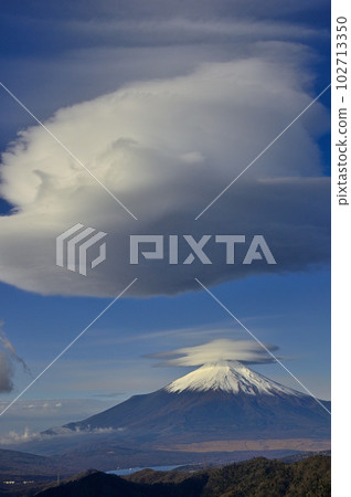 從山頂看到的富士山有懸雲和朦朧的雲彩。 102713350