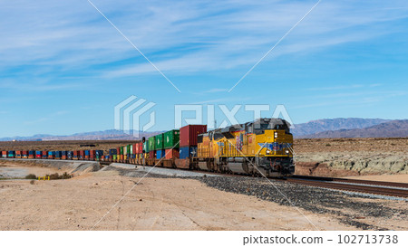 橫跨美洲的長途貨運列車的集裝箱 102713738