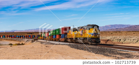 橫跨美洲的長途貨運列車的集裝箱 橫跨美洲的長途貨運列車的集裝箱 102713739