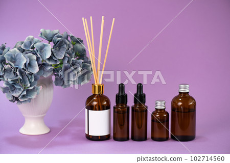 棕色遮光玻璃容器和繡球花 102714560