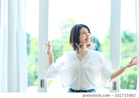 woman standing on balcony 102715902