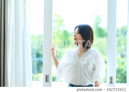 站在陽台上的女人 102715911