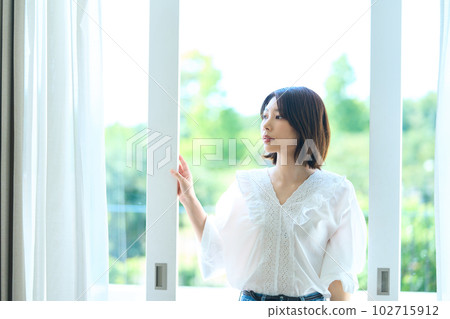 站在陽台上的女人 102715912
