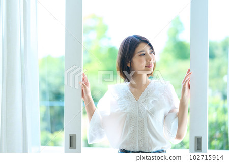 woman standing on balcony 102715914