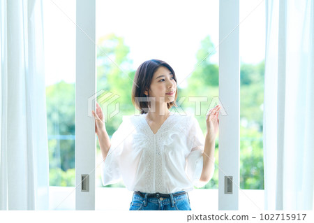woman standing on balcony 102715917