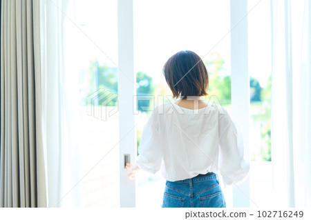 站在陽台上的女人 102716249