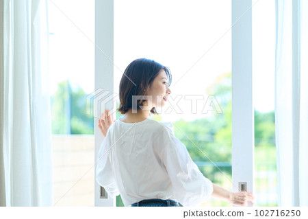 站在陽台上的女人 102716250