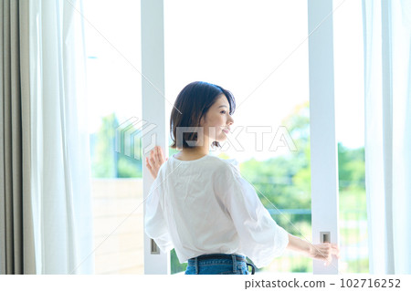 woman standing on balcony 102716252