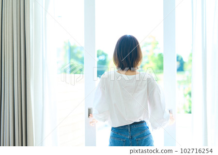 woman standing on balcony 102716254