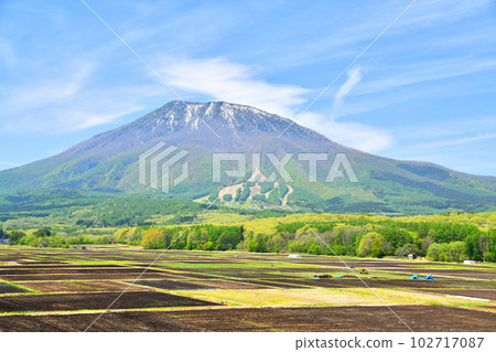 從信濃縣野尻眺望黑姬山（長野縣信濃市）[2023 年 5 月] 102717087