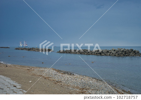 Construction of offshore wind power generation facilities off the coast of Nyuzen Town as seen from Asahi Town 102718757