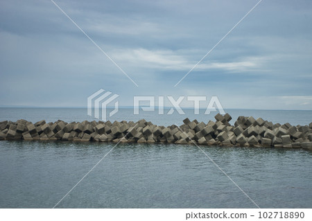 View of the coast in the Tomari district of Asahi Town, Toyama Prefecture 102718890
