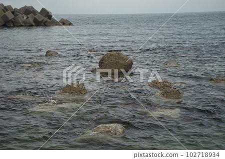 View of the coast in the Tomari district of Asahi Town, Toyama Prefecture View of the coast in the Tomari district of Asahi Town, Toyama Prefecture 102718934