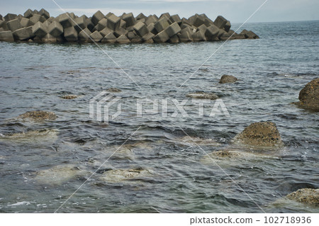 View of the coast in the Tomari district of Asahi Town, Toyama Prefecture View of the coast in the Tomari district of Asahi Town, Toyama Prefecture 102718936