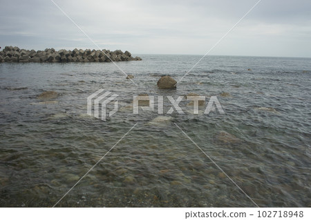 View of the coast in the Tomari district of Asahi Town, Toyama Prefecture View of the coast in the Tomari district of Asahi Town, Toyama Prefecture 102718948