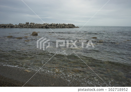 View of the coast in the Tomari district of Asahi Town, Toyama Prefecture 102718952