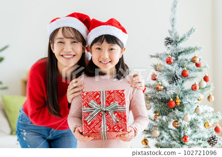母親和孩子在聖誕節 102721096