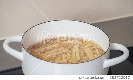 Frying french fries (thinly sliced) Cooking scene 102722017