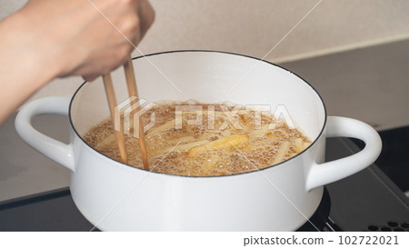 Frying french fries (thinly sliced) Cooking scene 102722021