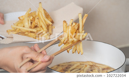 Frying french fries (thinly sliced) Cooking scene 102722034