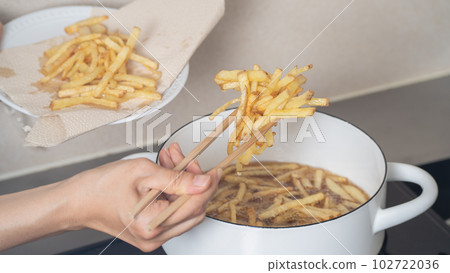 Frying french fries (thinly sliced) Cooking scene 102722036