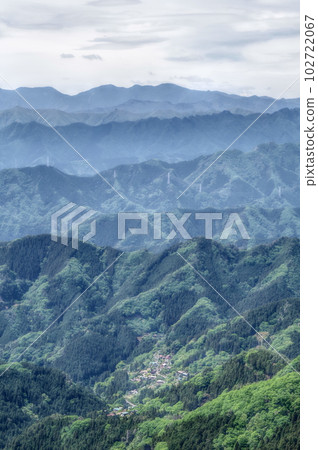 從白峰山頂眺望村莊和秩父連峰 102722067