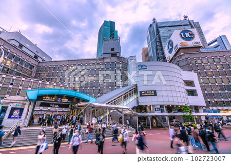 日本東京市容第一個週五轉5類。俯瞰繁華的百合鷗新橋站=5月12日 日本東京市容第一個週五轉5類。俯瞰繁華的百合鷗新橋站=5月12日 102723007
