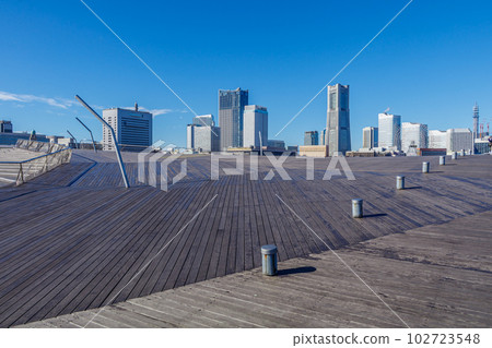 [神奈川的城市景觀] Minatomirai的高層建築和橫濱Osanbashi的鯨魚 102723548
