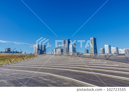 [神奈川的城市景觀] Minatomirai的高層建築和橫濱Osanbashi的鯨魚 102723585