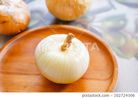 fresh peeled onions 102724306