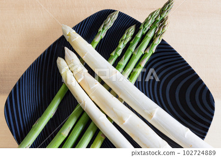 White asparagus and green asparagus White asparagus and green asparagus 102724889
