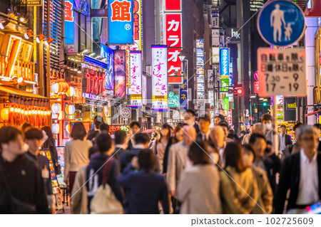 日本東京市容第一個週五轉5類。新橋站 SL 廣場前熱鬧的酒吧區 = 5 月 12 日 102725609