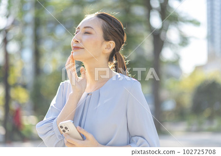 女商人拿著智能手機閉上眼睛 102725708