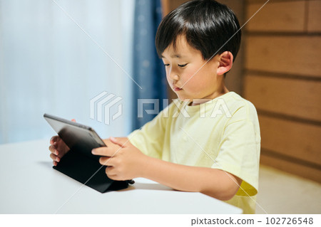 在平板電腦上觀看視頻的小學生 在平板電腦上觀看視頻的小學生 102726548