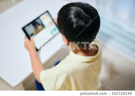 在平板電腦上觀看視頻的小學生 在平板電腦上觀看視頻的小學生 102726549